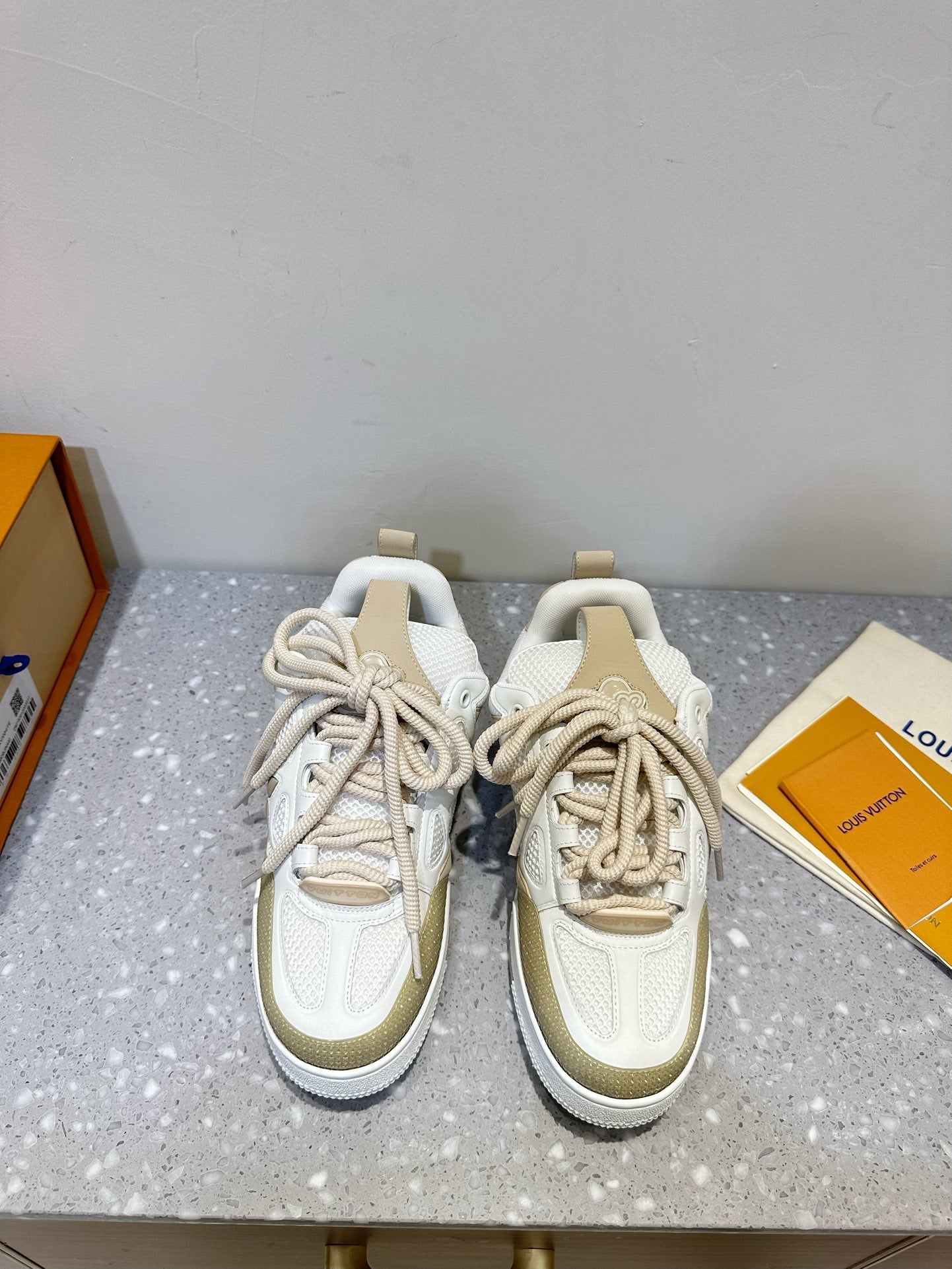 L Men's Sneakers