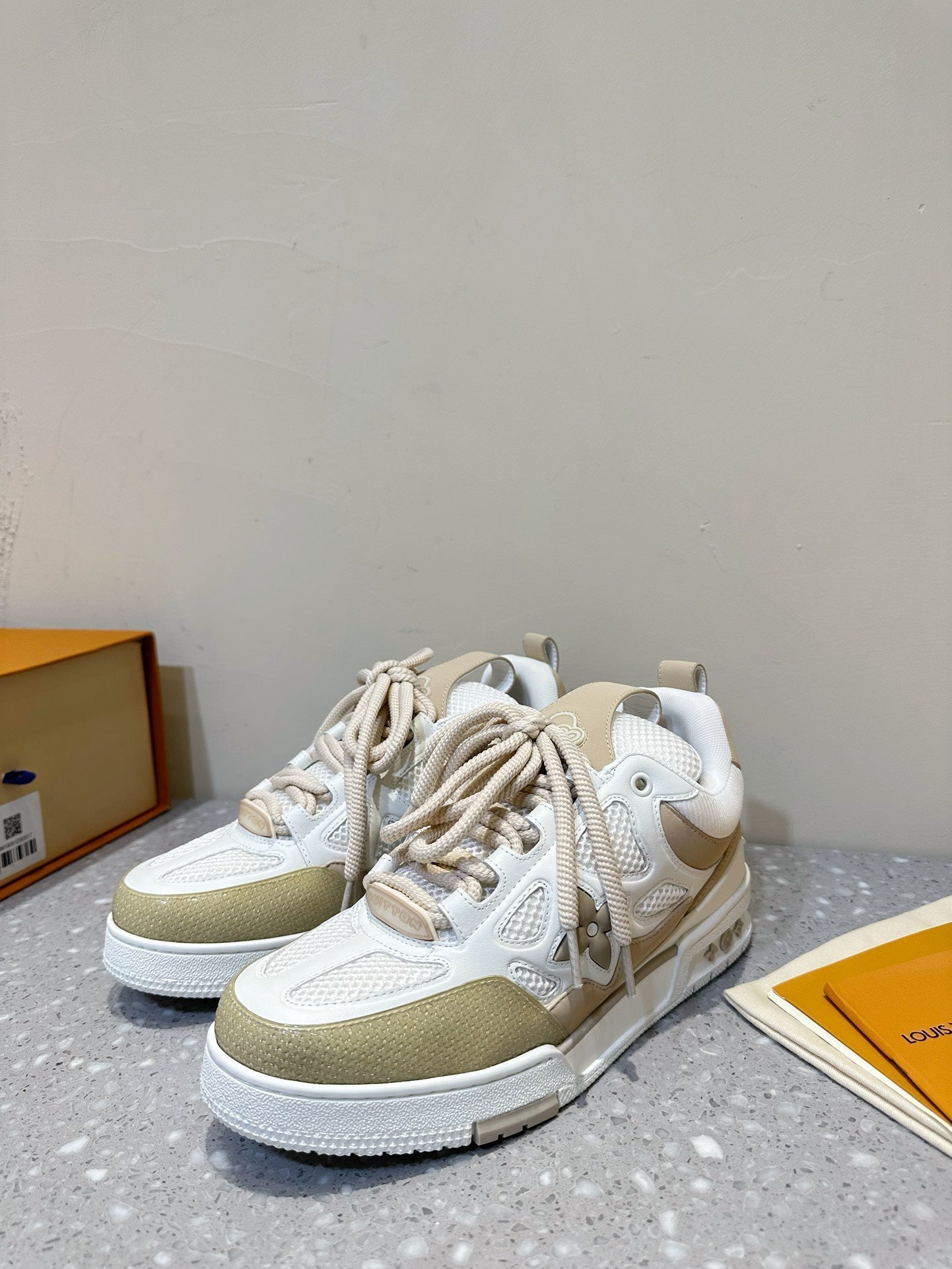 L Men's Sneakers