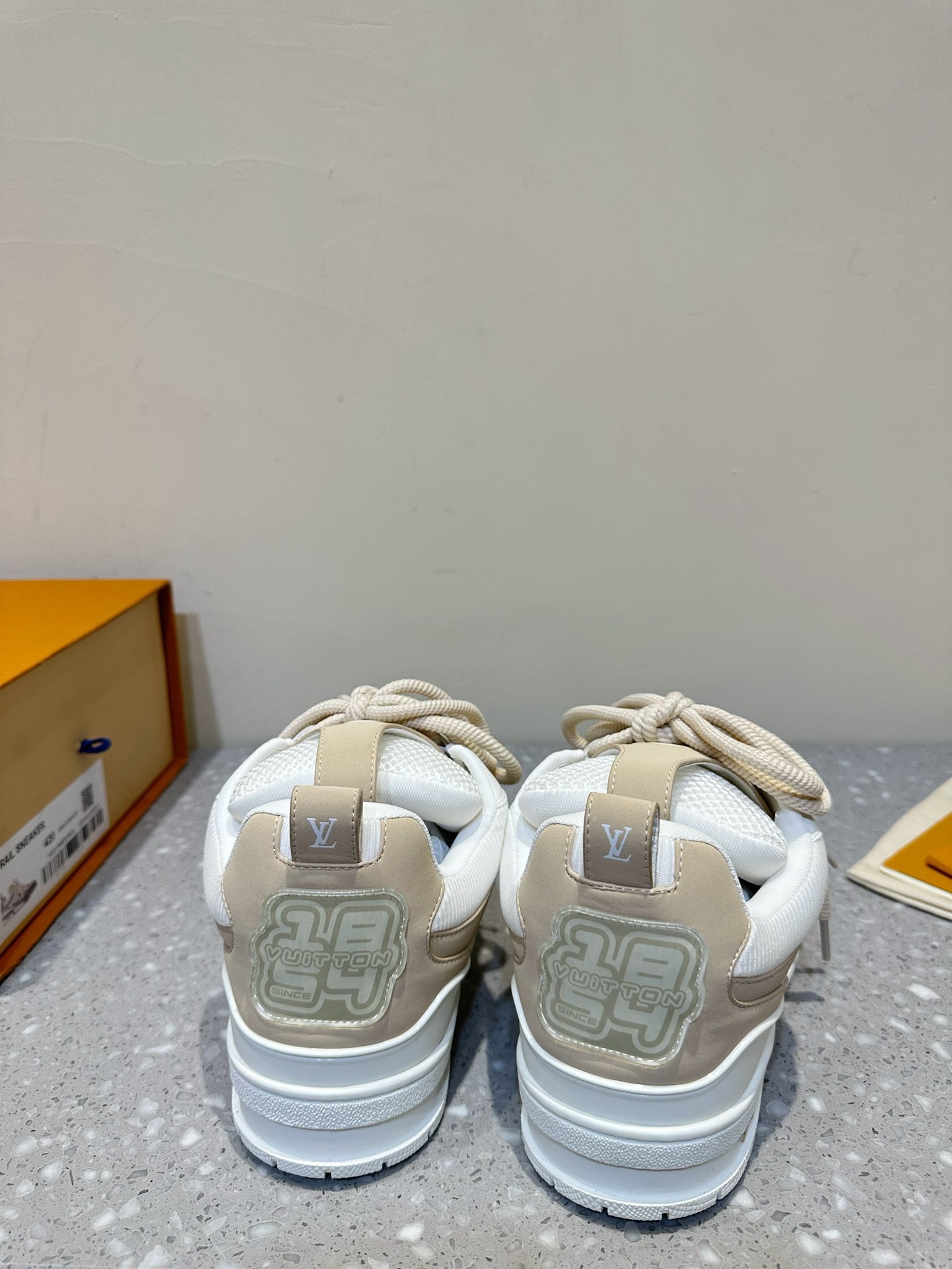 L Men's Sneakers