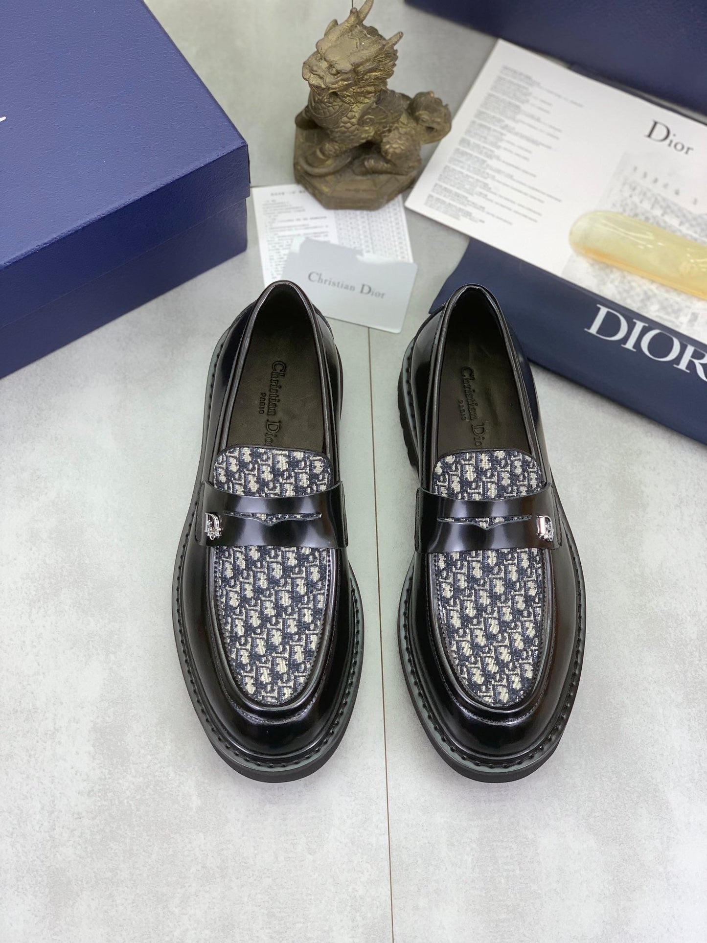 D leather shoes