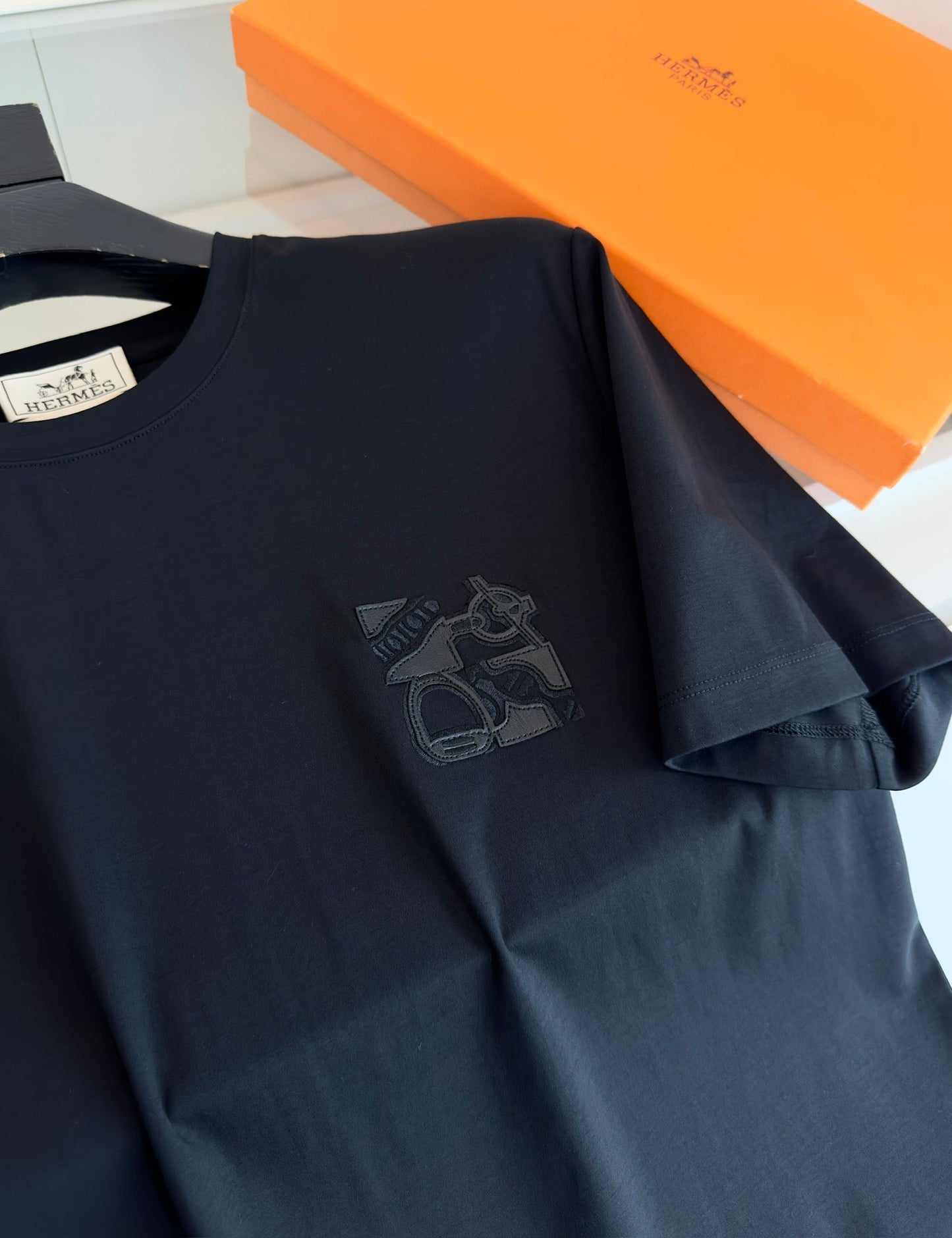 Leather embroidery embellished round neck short-sleeved T-shirt