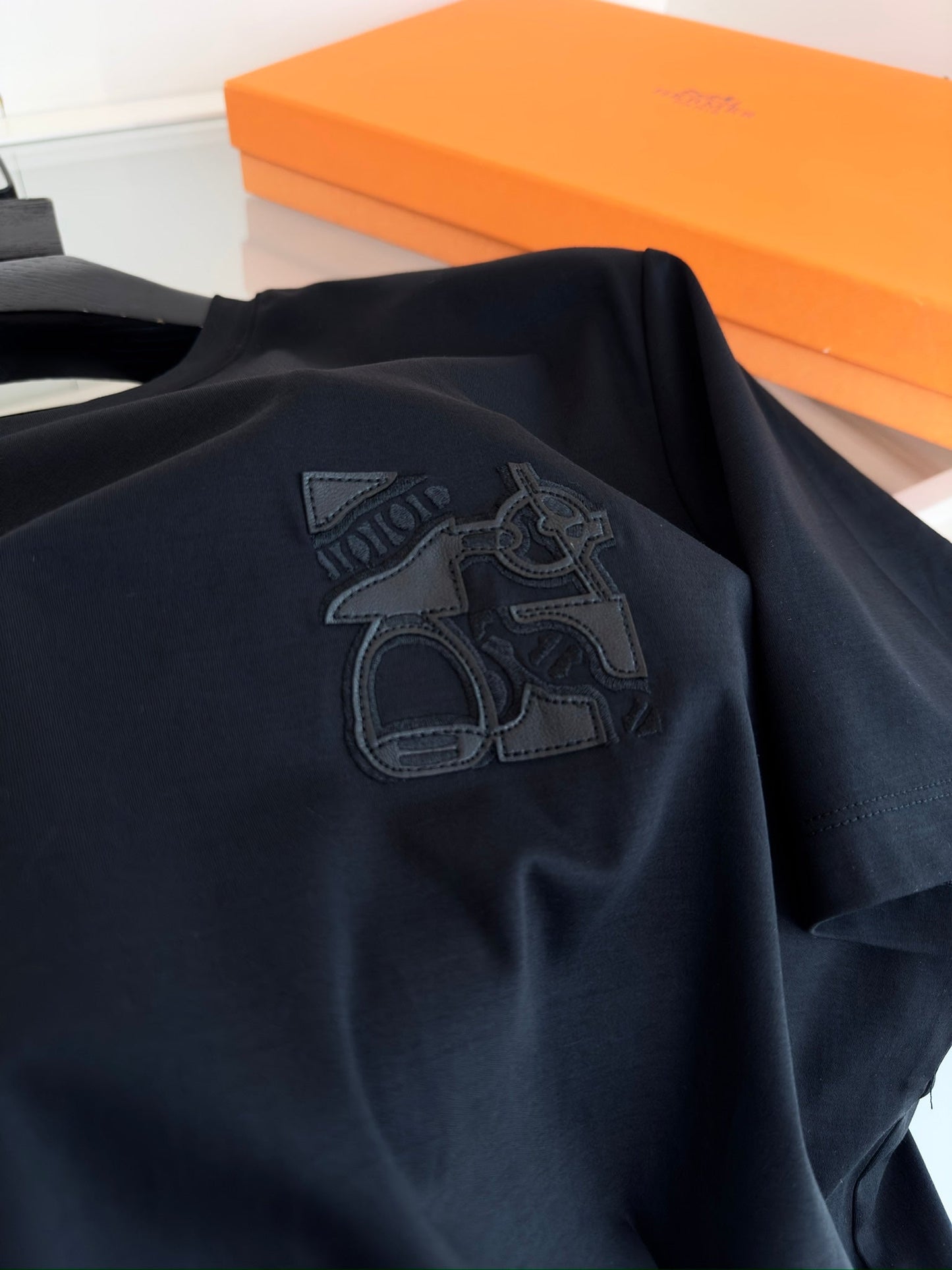 Leather embroidery embellished round neck short-sleeved T-shirt