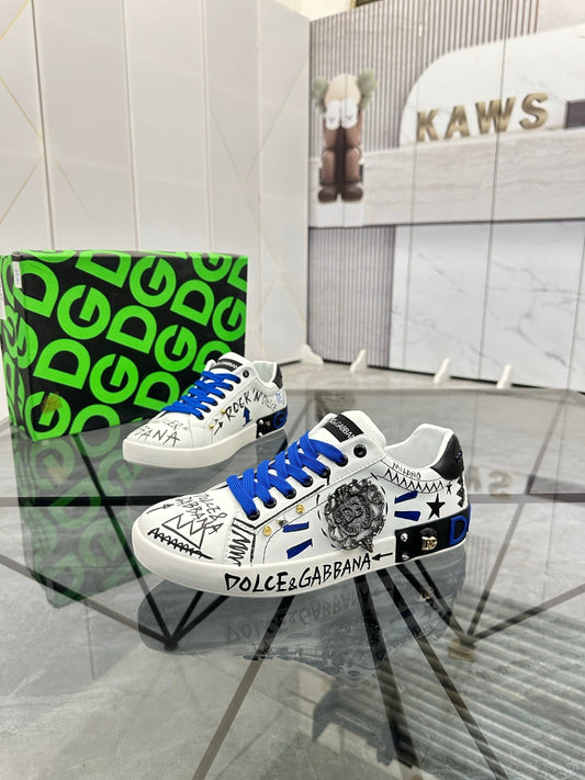 Low cut casual shoes