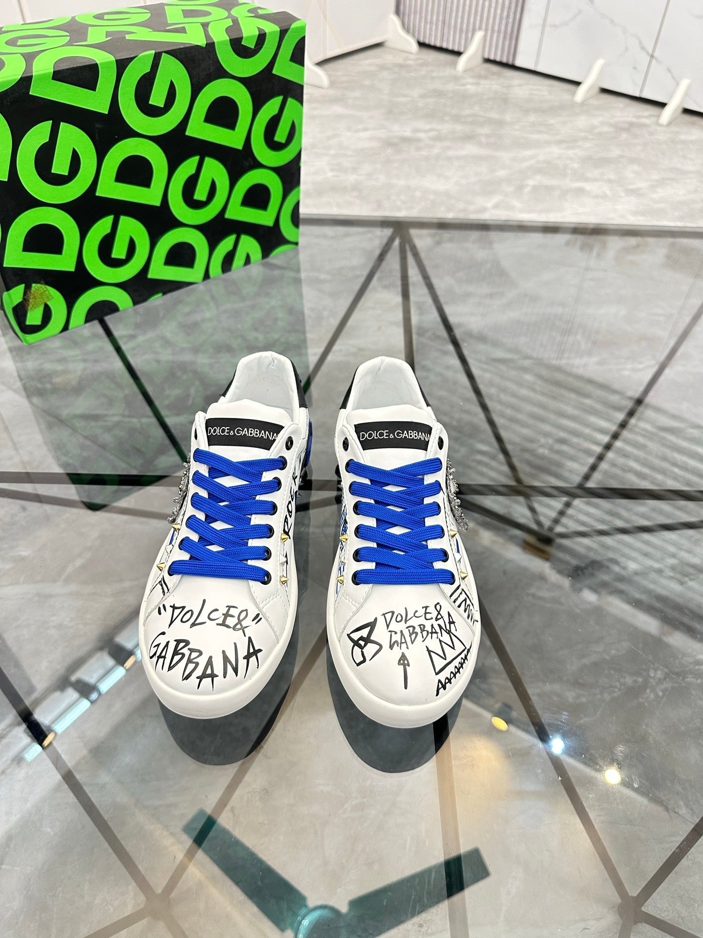 Low cut casual shoes