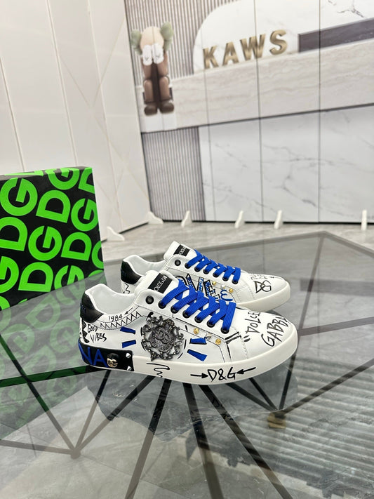 Low cut casual shoes