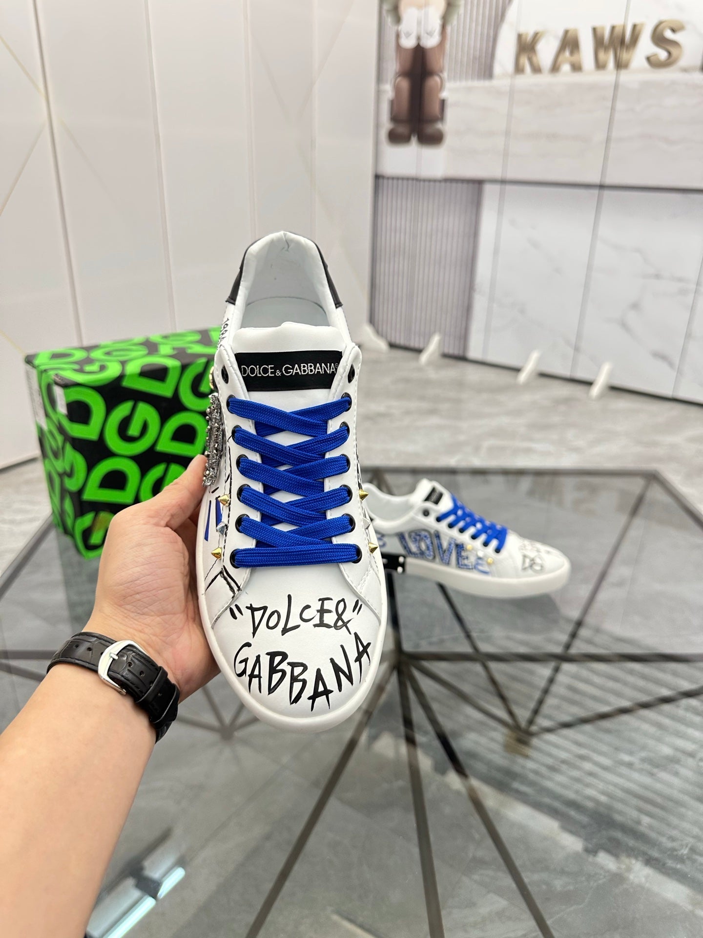 Low cut casual shoes