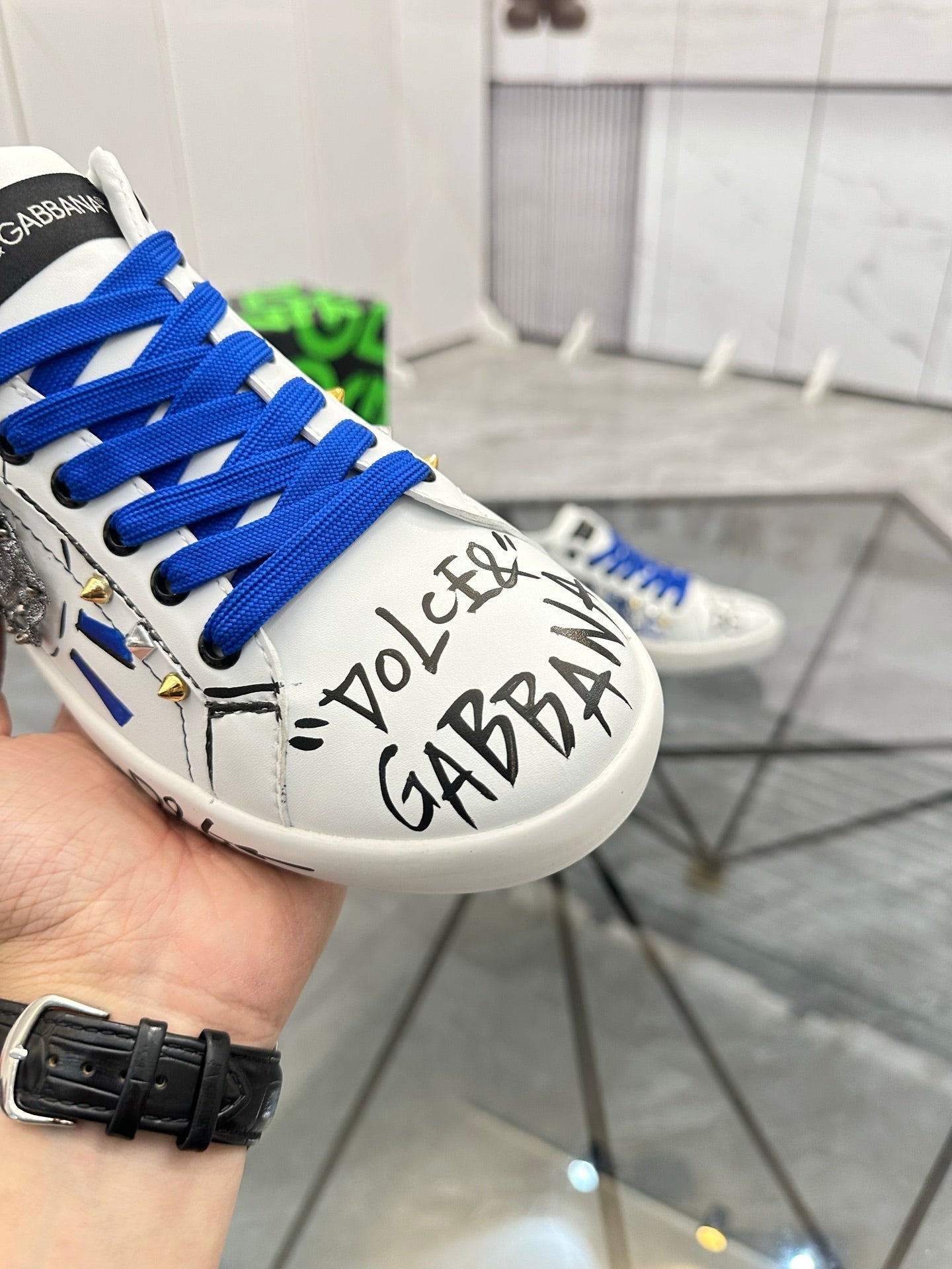 Low cut casual shoes