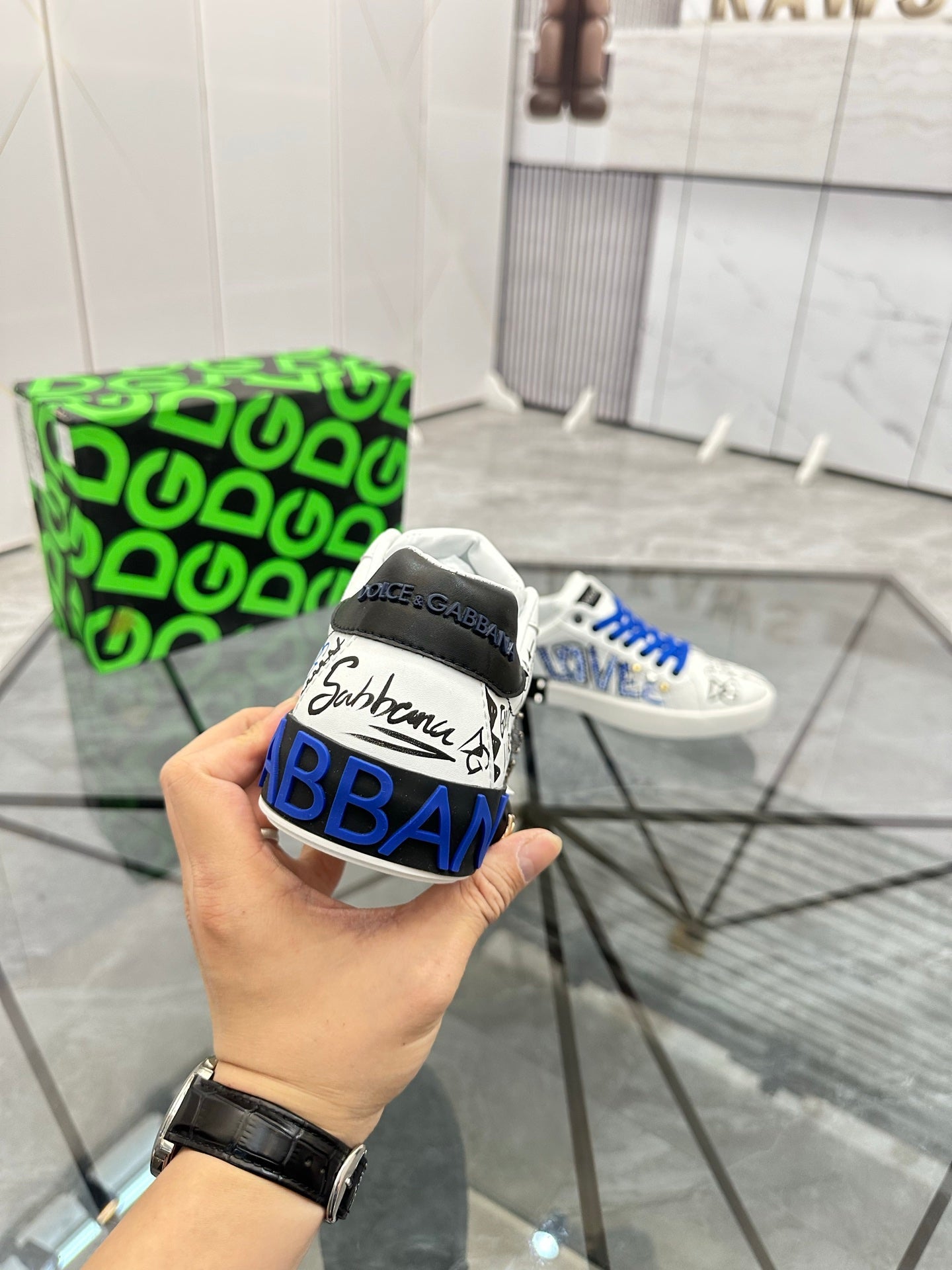 Low cut casual shoes