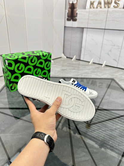 Low cut casual shoes