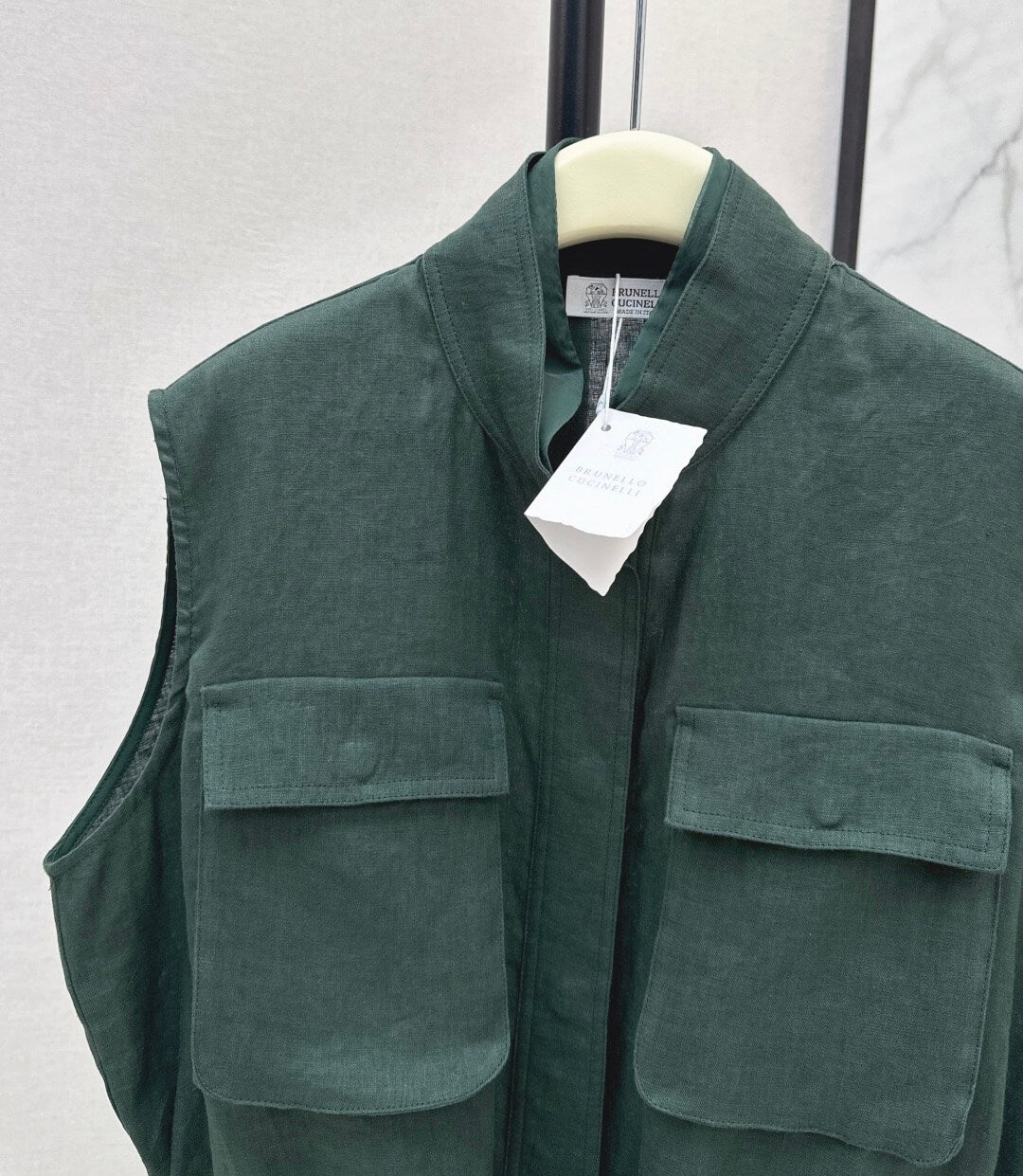 Minimalist Tailored Vest – Elegant & Slimming