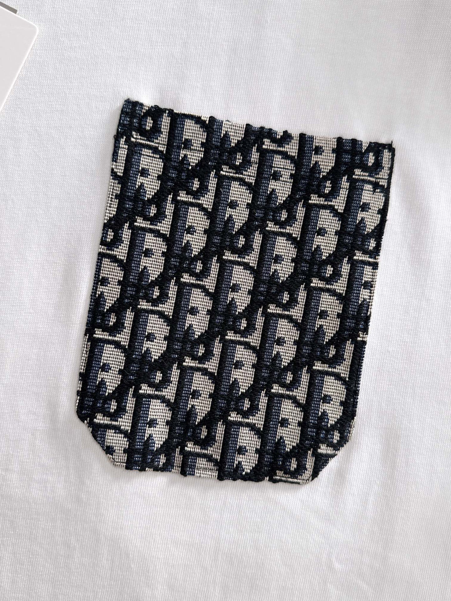 25 long-sleeved patch logo T-shirt