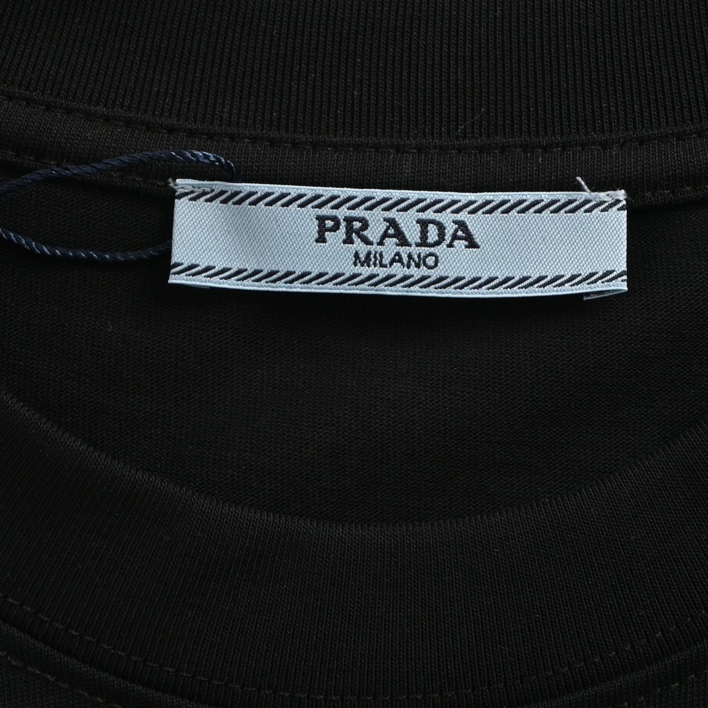 25 Short sleeves with triangle logo and letter print on the neckline
