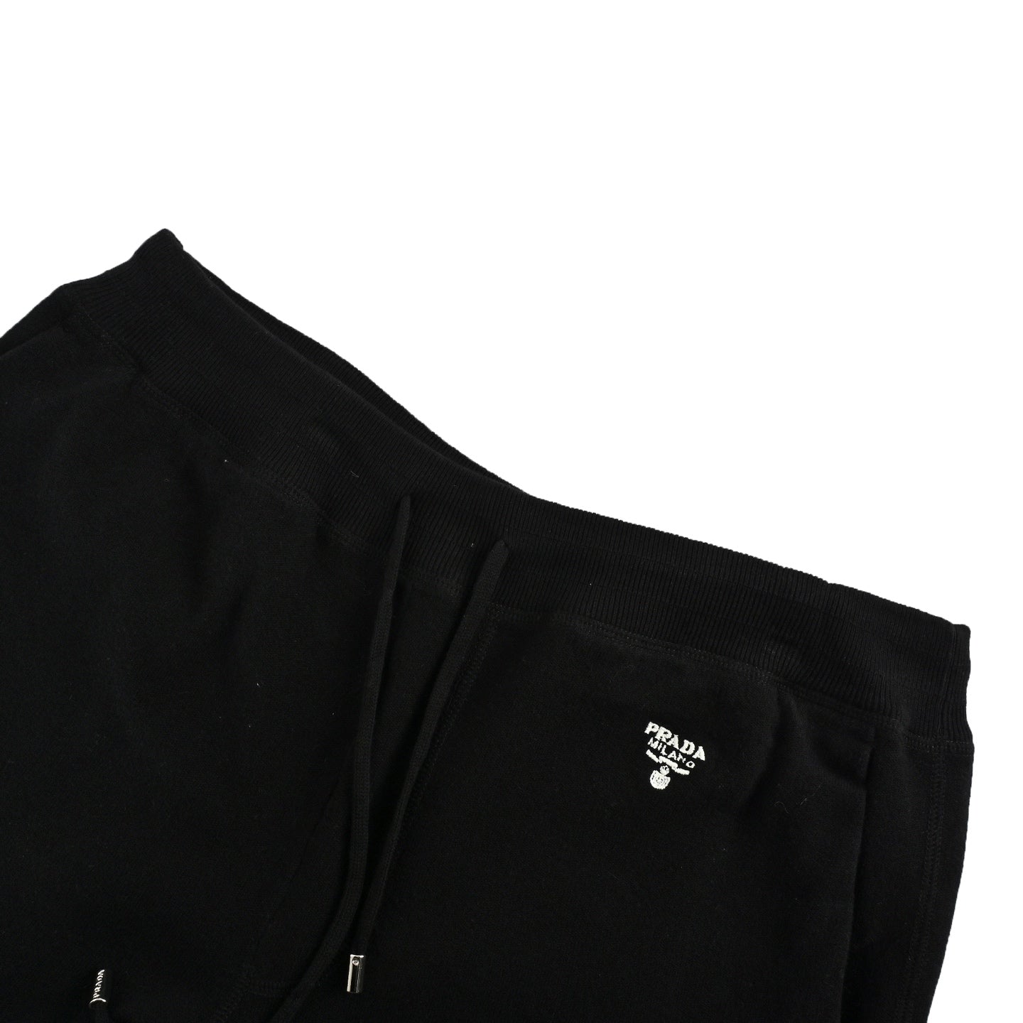 P 25 Embroidered drawstring shorts with small label on the back pocket