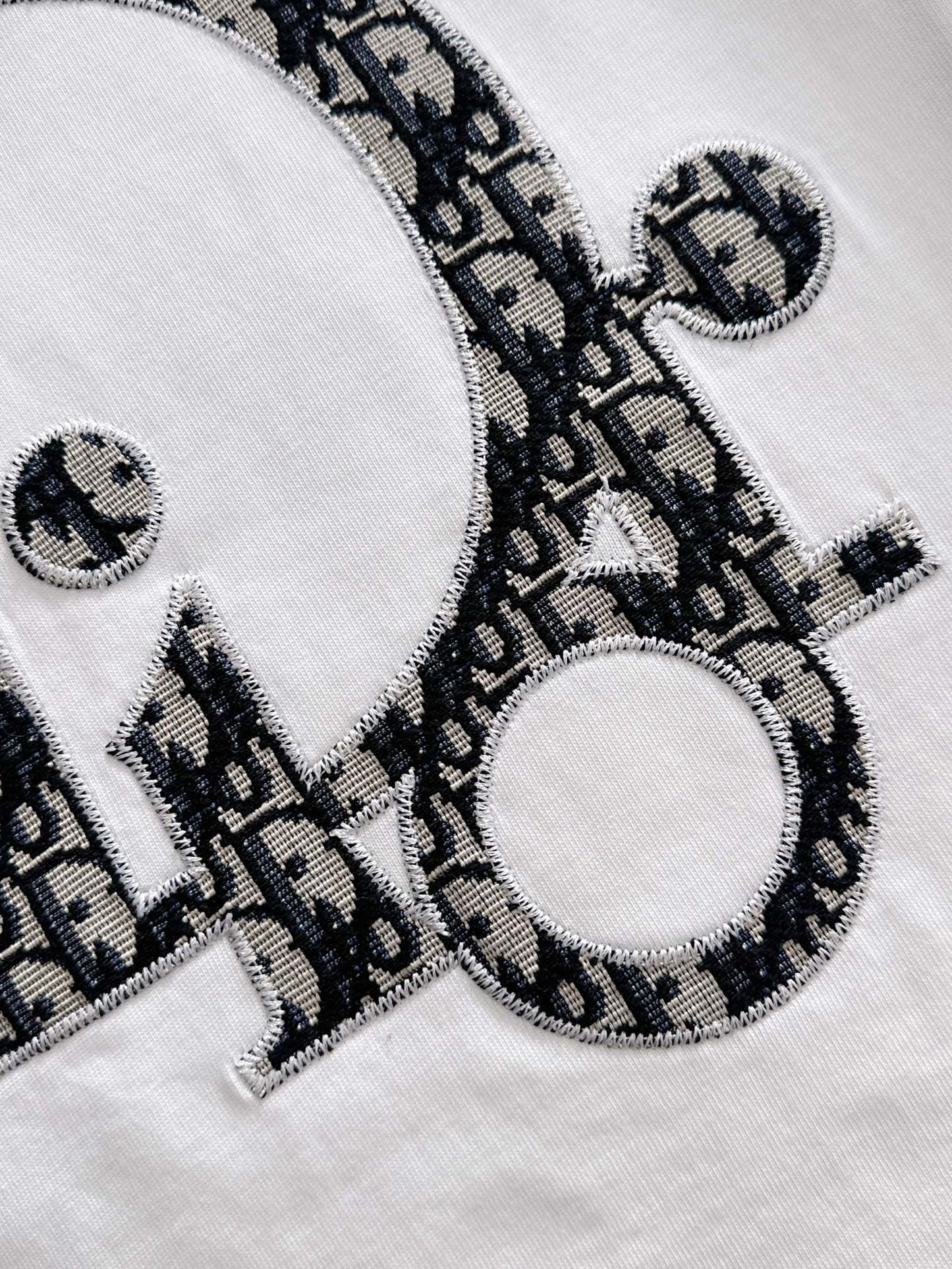 25 long-sleeved patch logo T-shirt