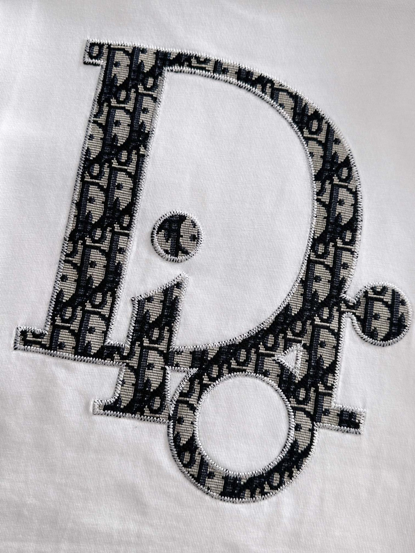 25 long-sleeved patch logo T-shirt