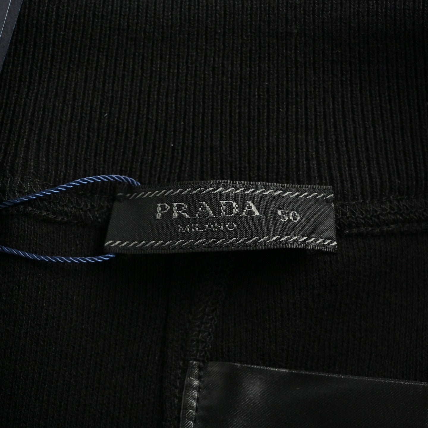 P 25 Embroidered drawstring shorts with small label on the back pocket