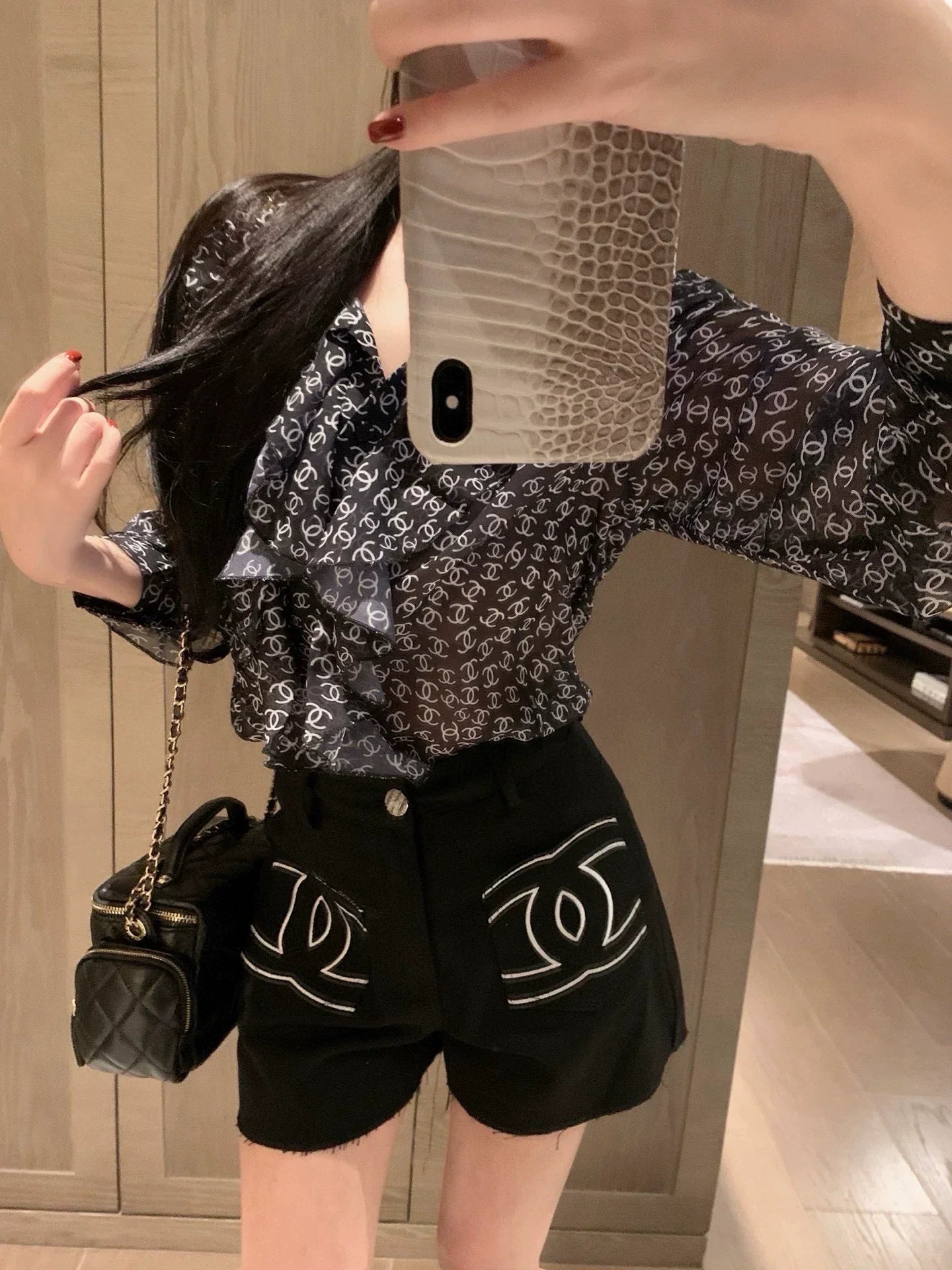 25 Summer new contrast color positioning embroidery pocket denim shorts