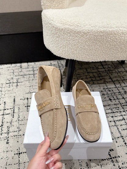 Metal letter buckle loafers