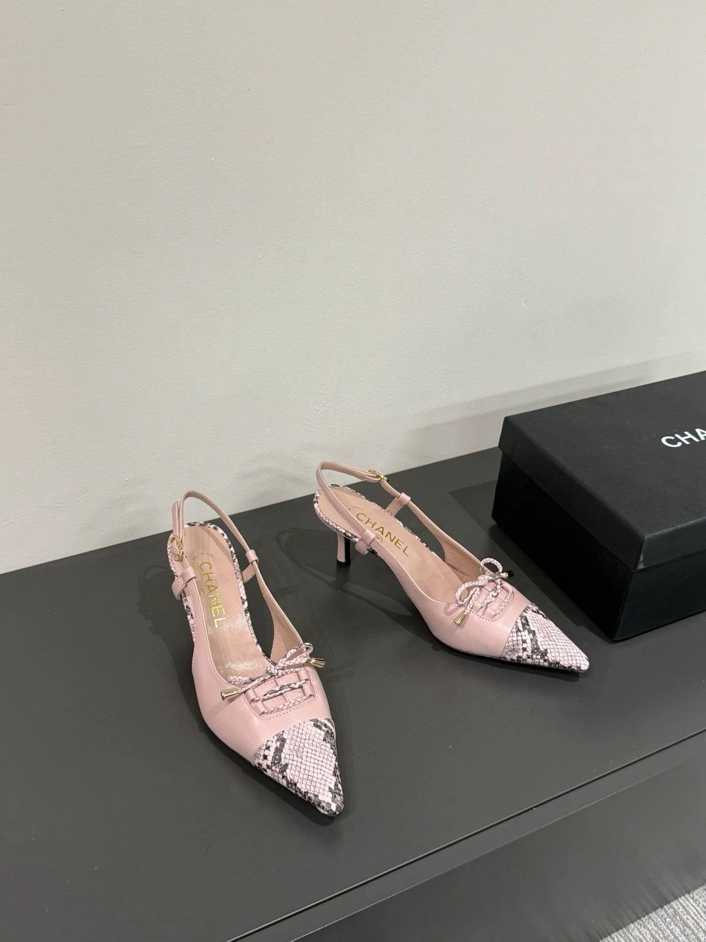 Serpentine pointed cat heel high heels