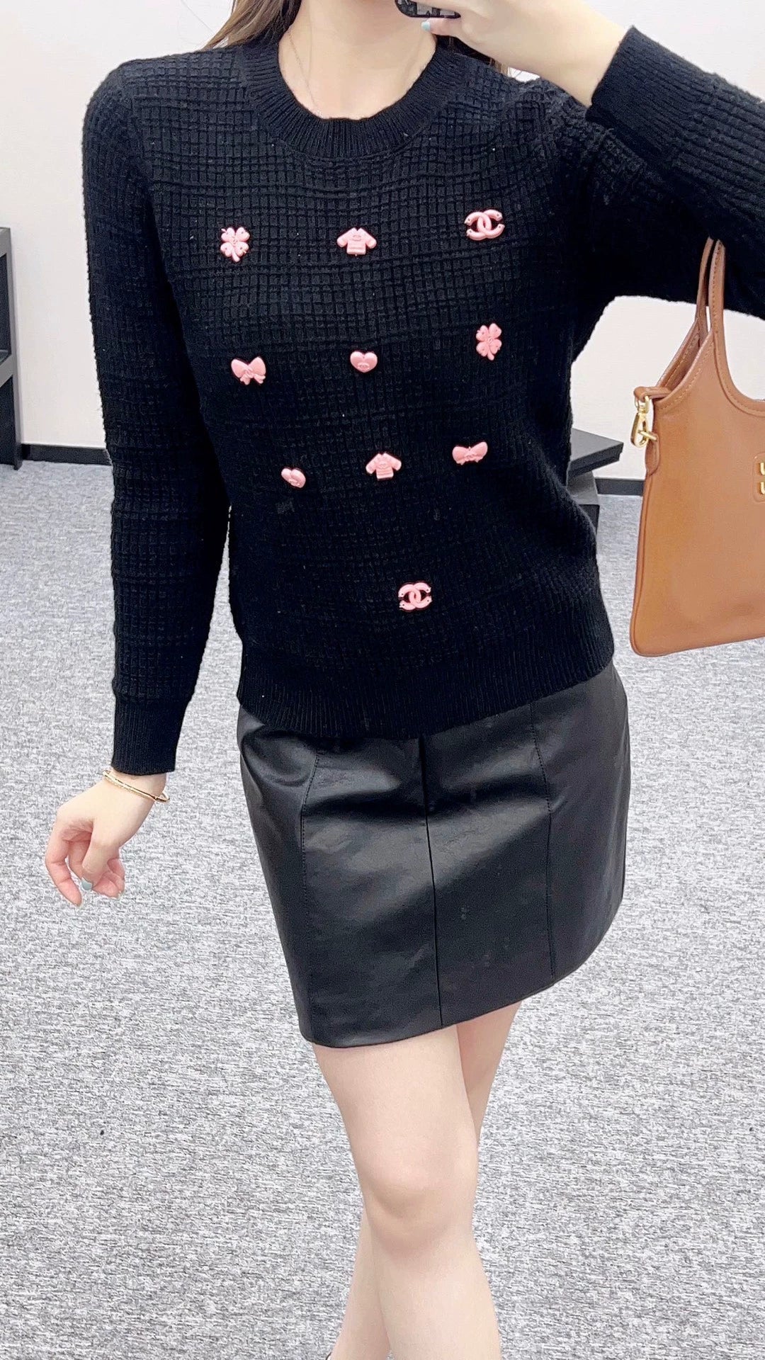 C 25 A simple logo sweater with a chain detail at the back waist.