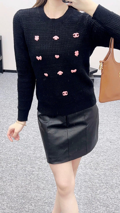 C 25 A simple logo sweater with a chain detail at the back waist.