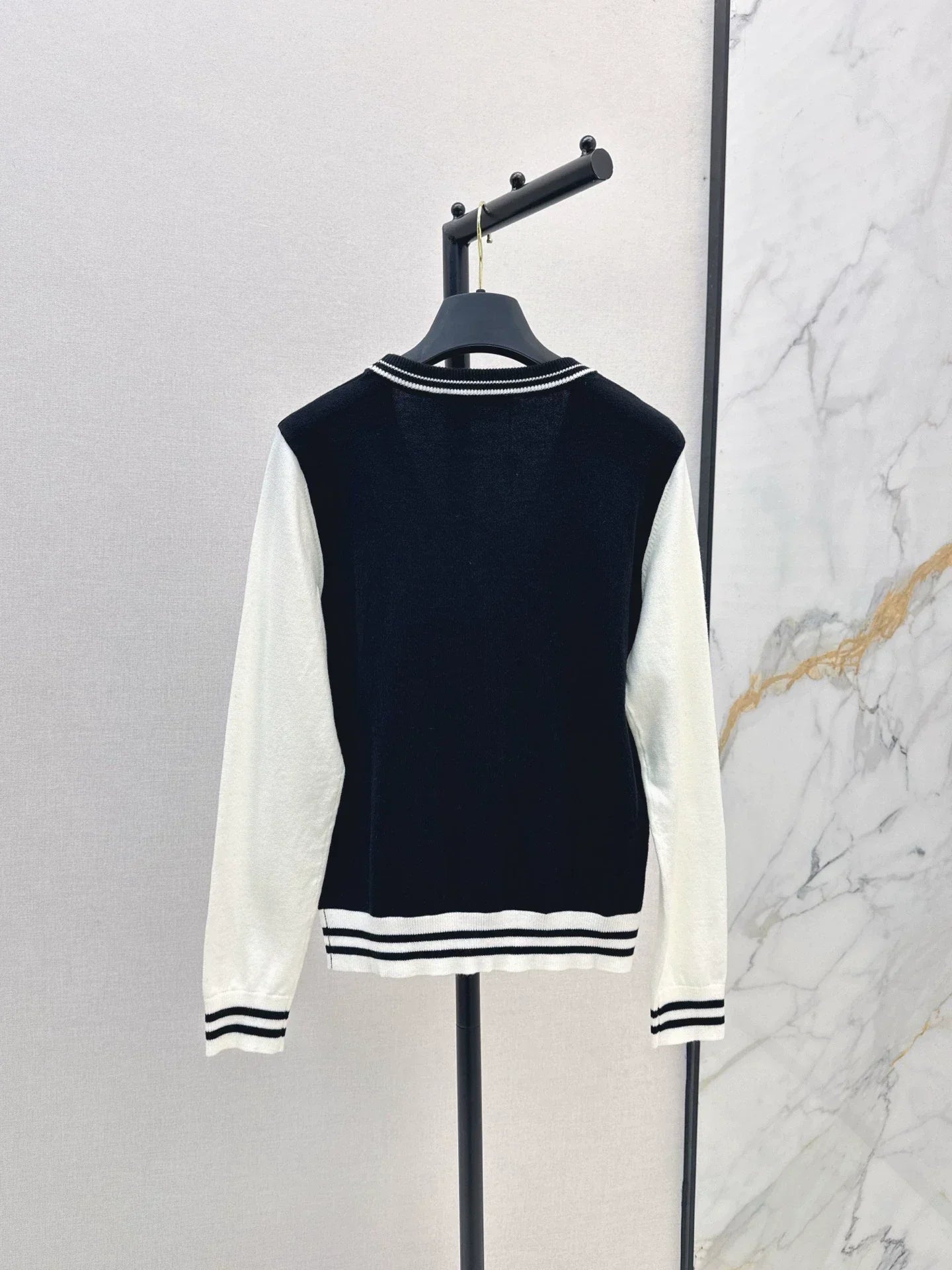 25 Color blocking V-neck knitted cardigan