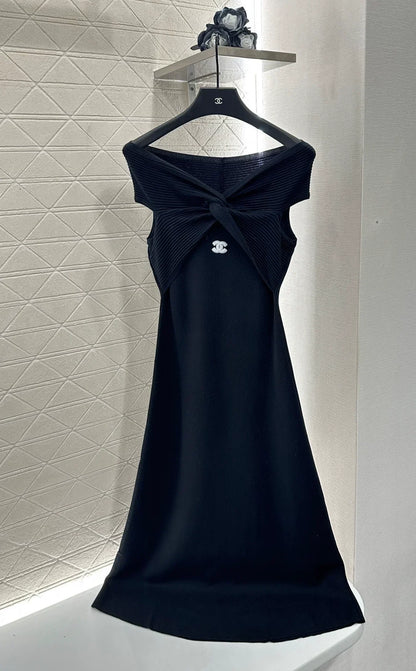 25 Off-the-shoulder knitted vest dress