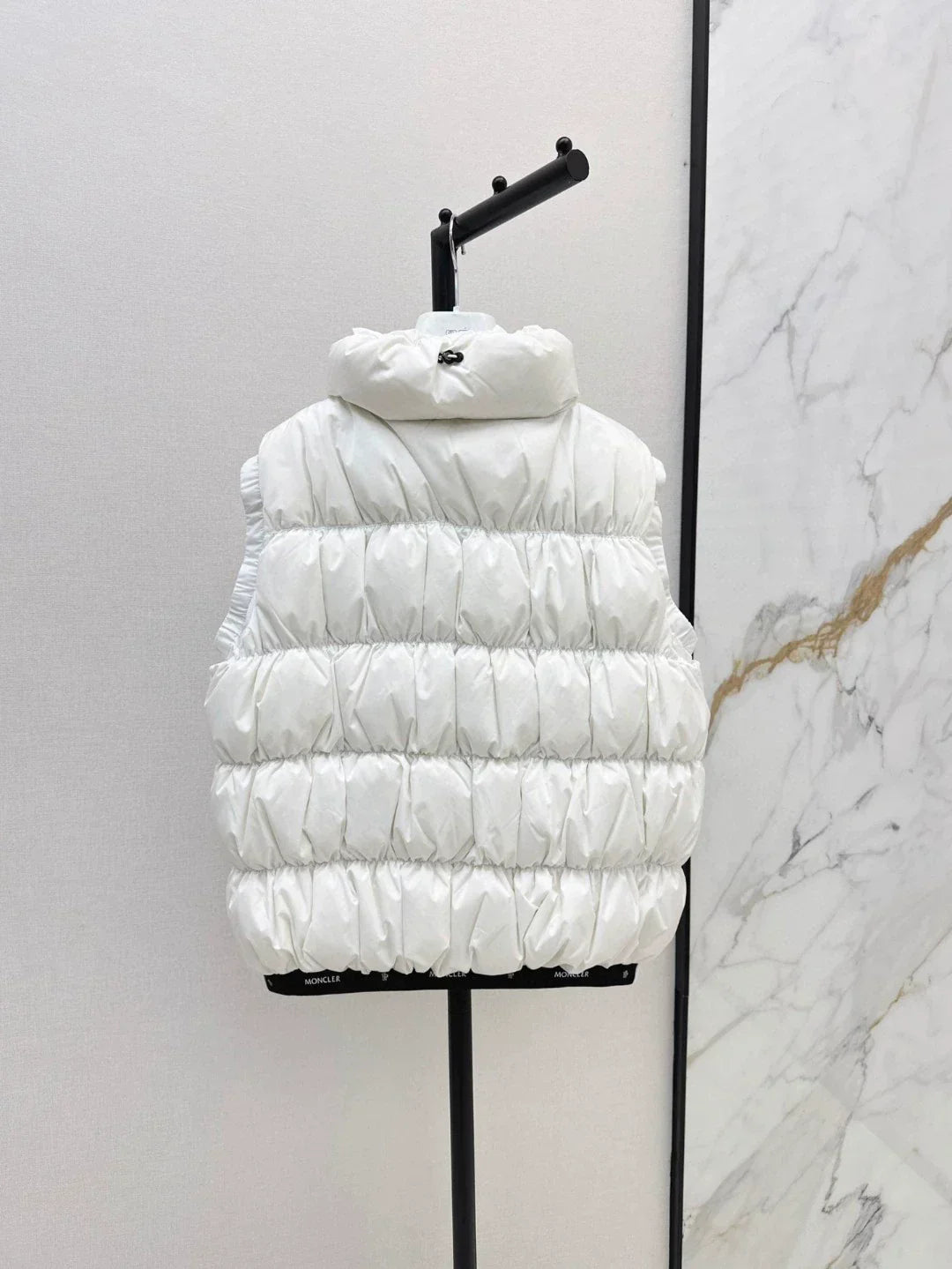 25 Collar decoration down vest