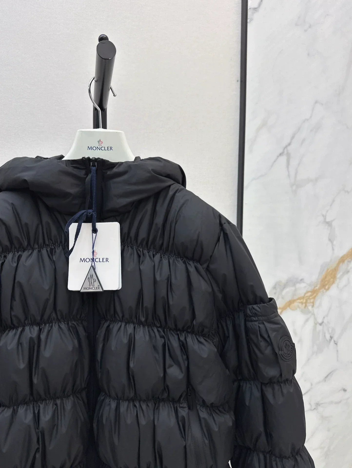 25 Pleated decorative hooded down jacket