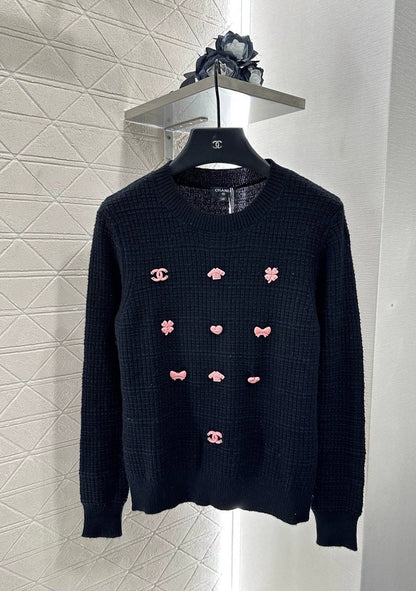 C 25 A simple logo sweater with a chain detail at the back waist.