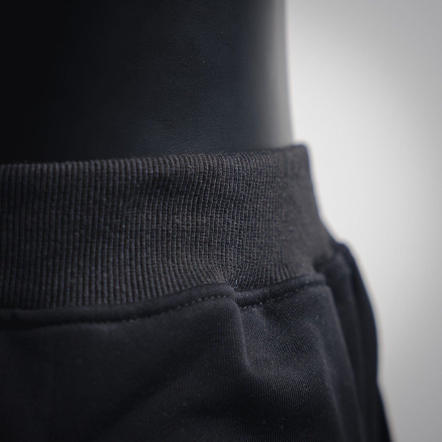 25ss Black and red badge embroidered shorts