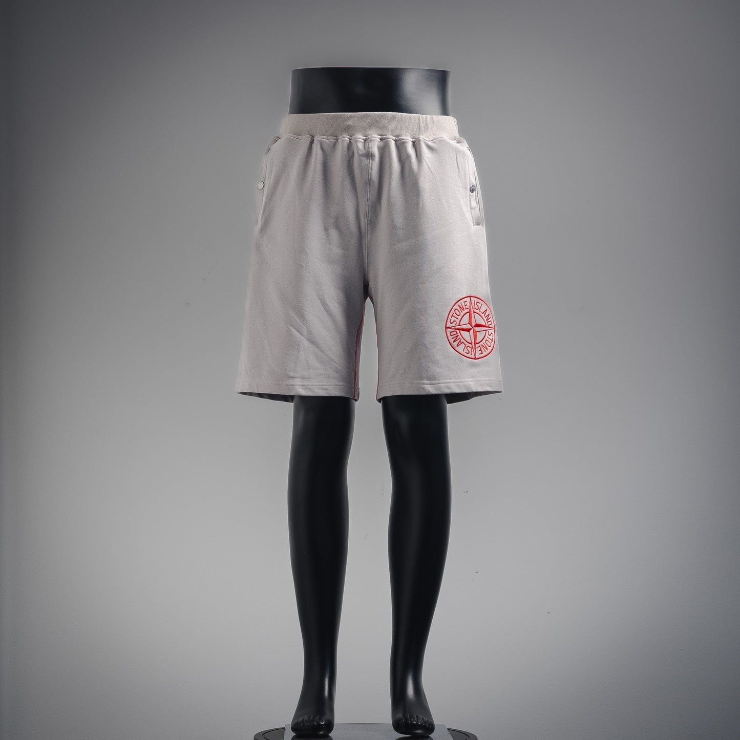 25ss Black and red badge embroidered shorts
