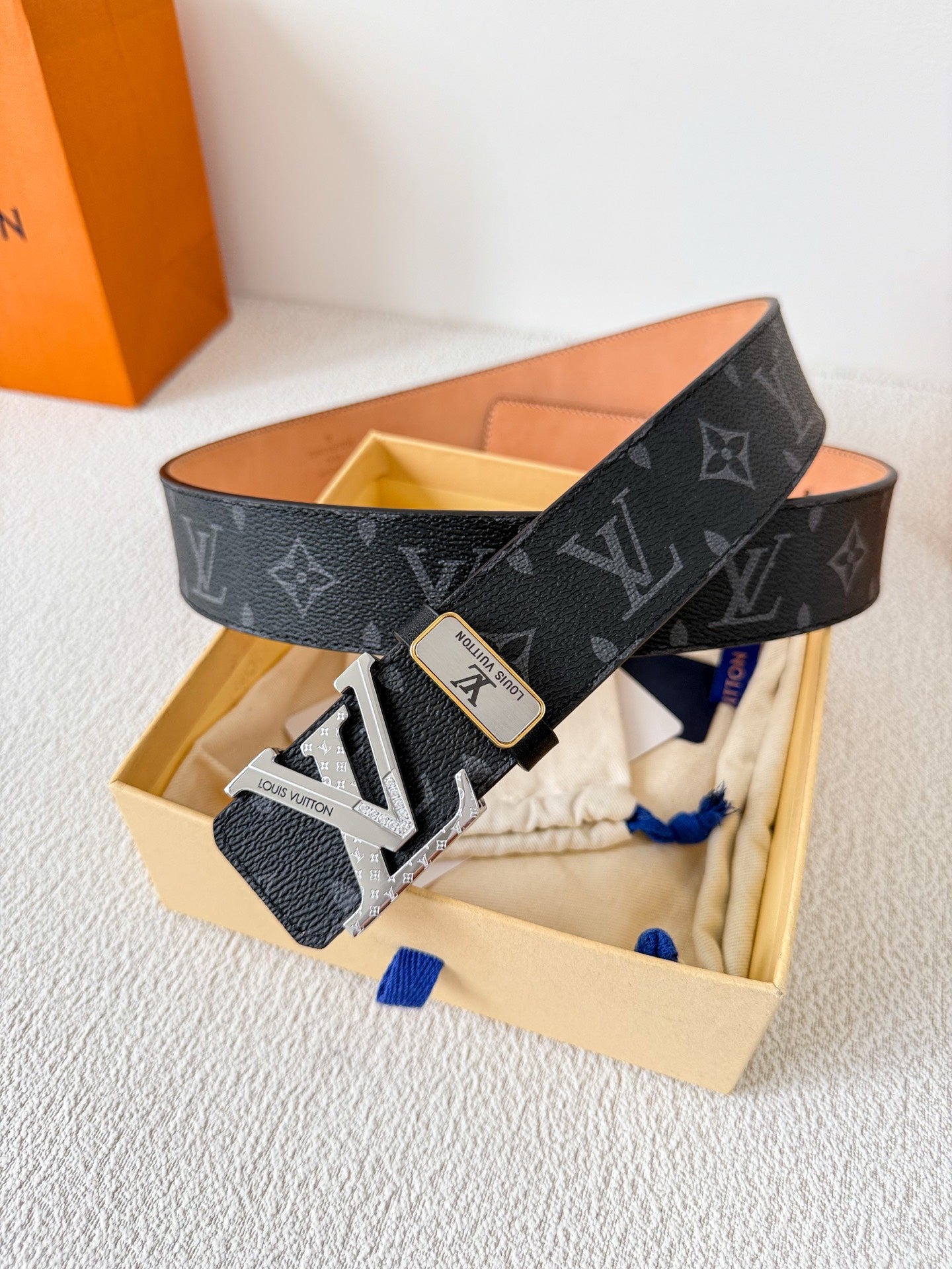 25 L leather belt