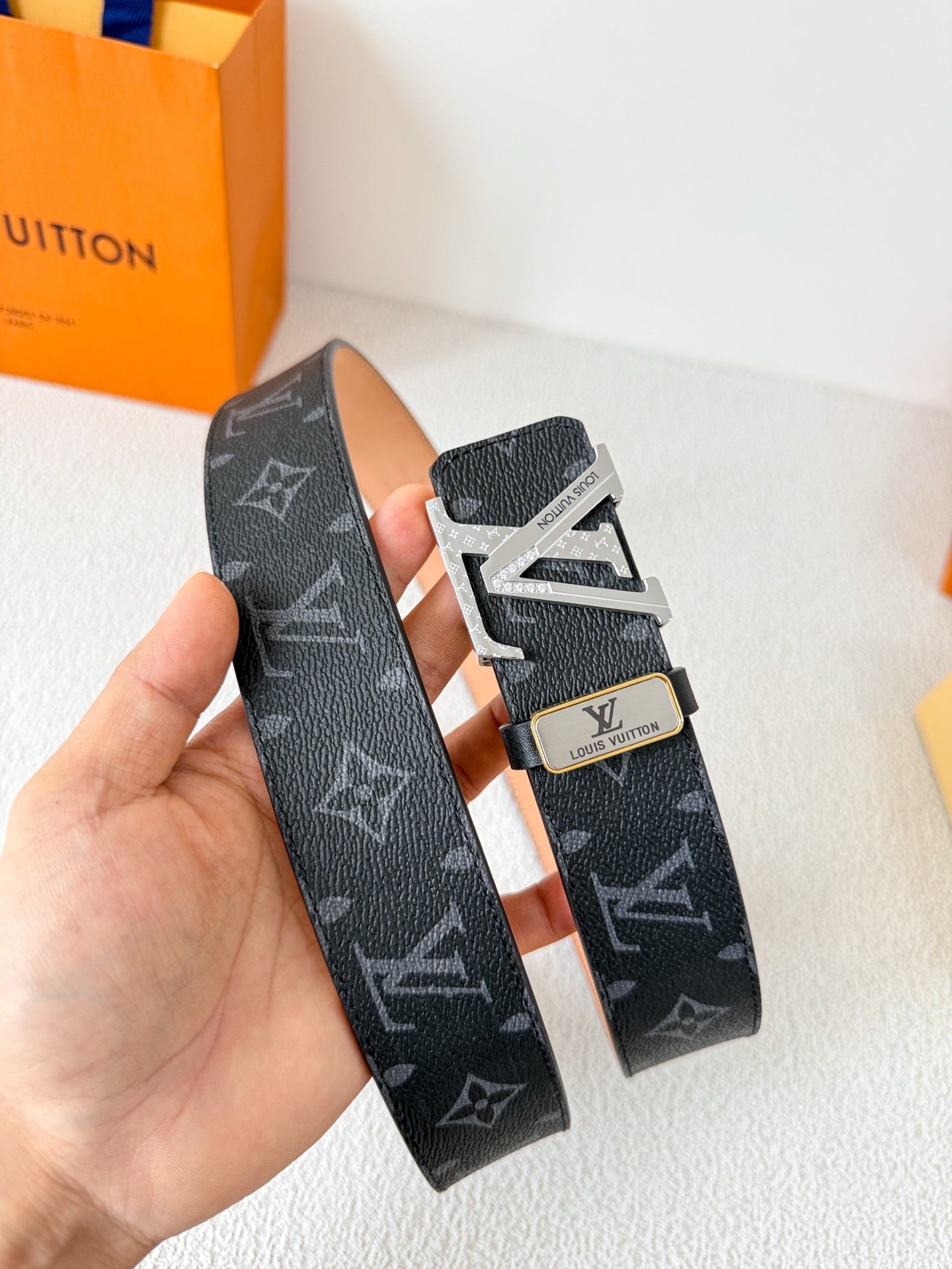 25 L leather belt