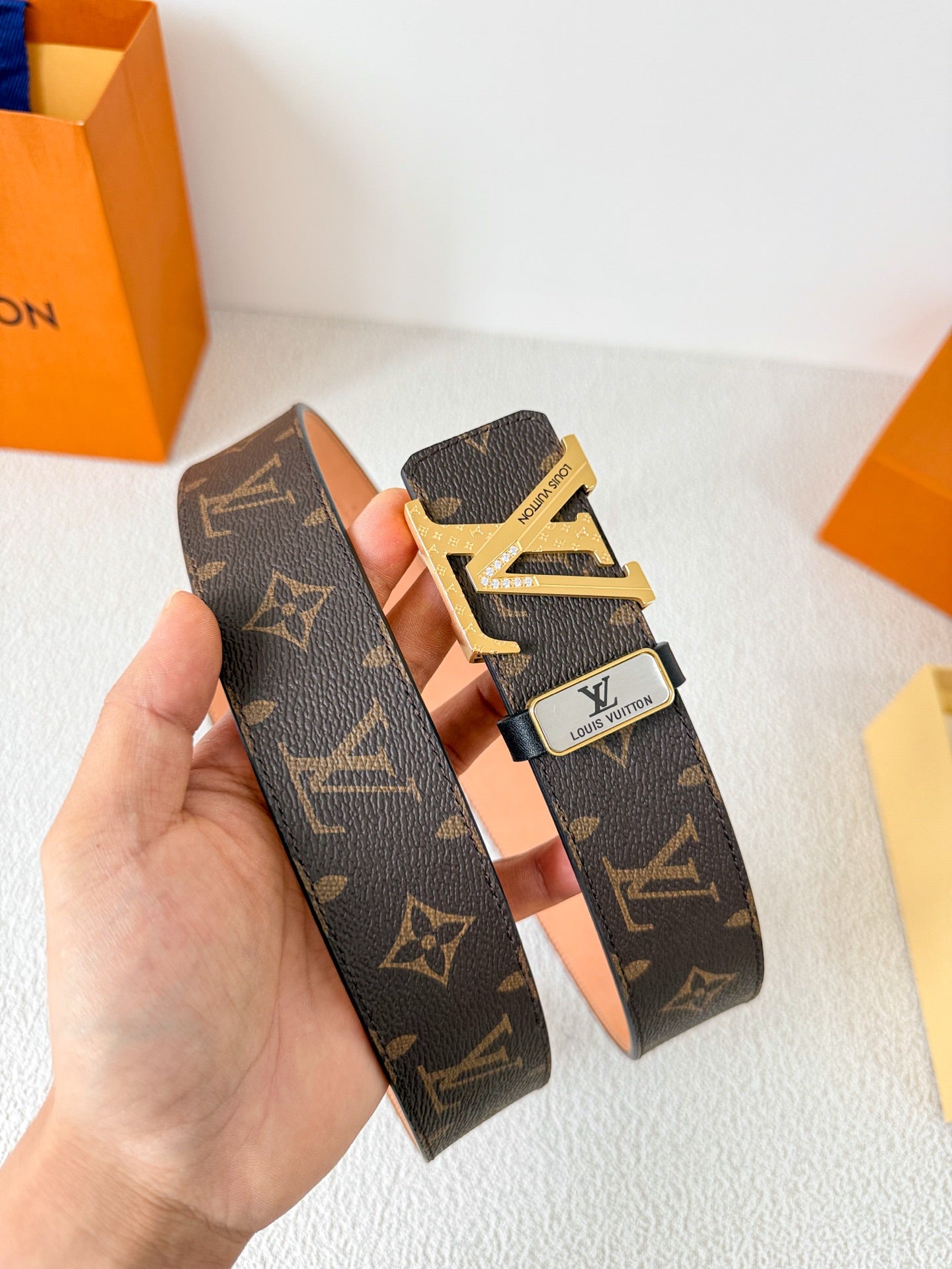 25 L leather belt