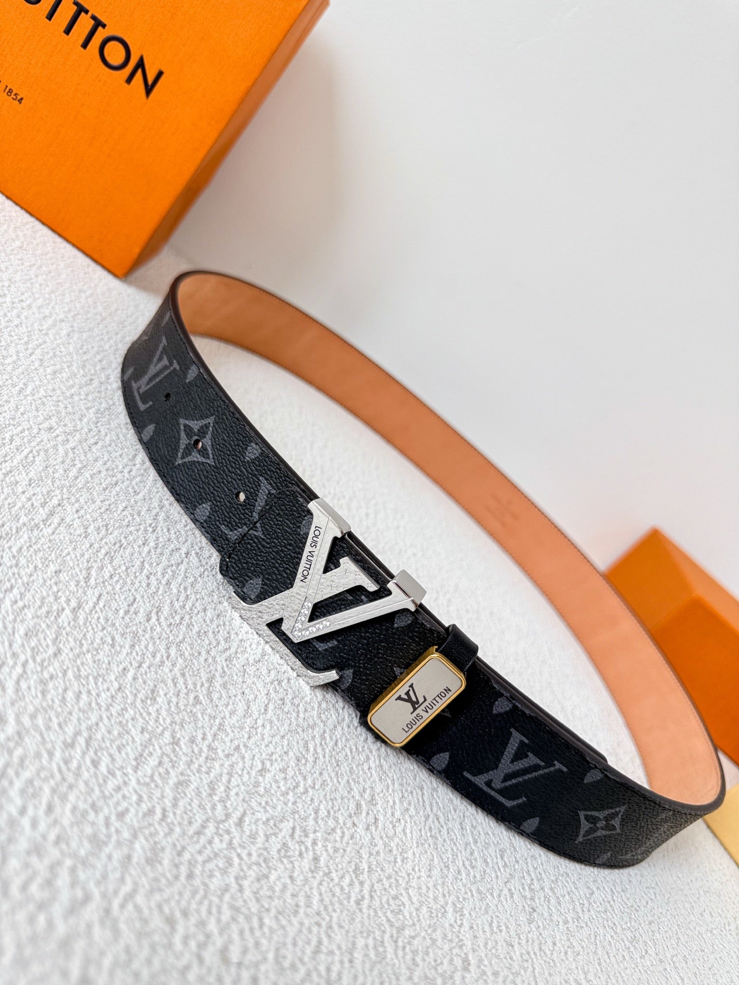 25 L leather belt