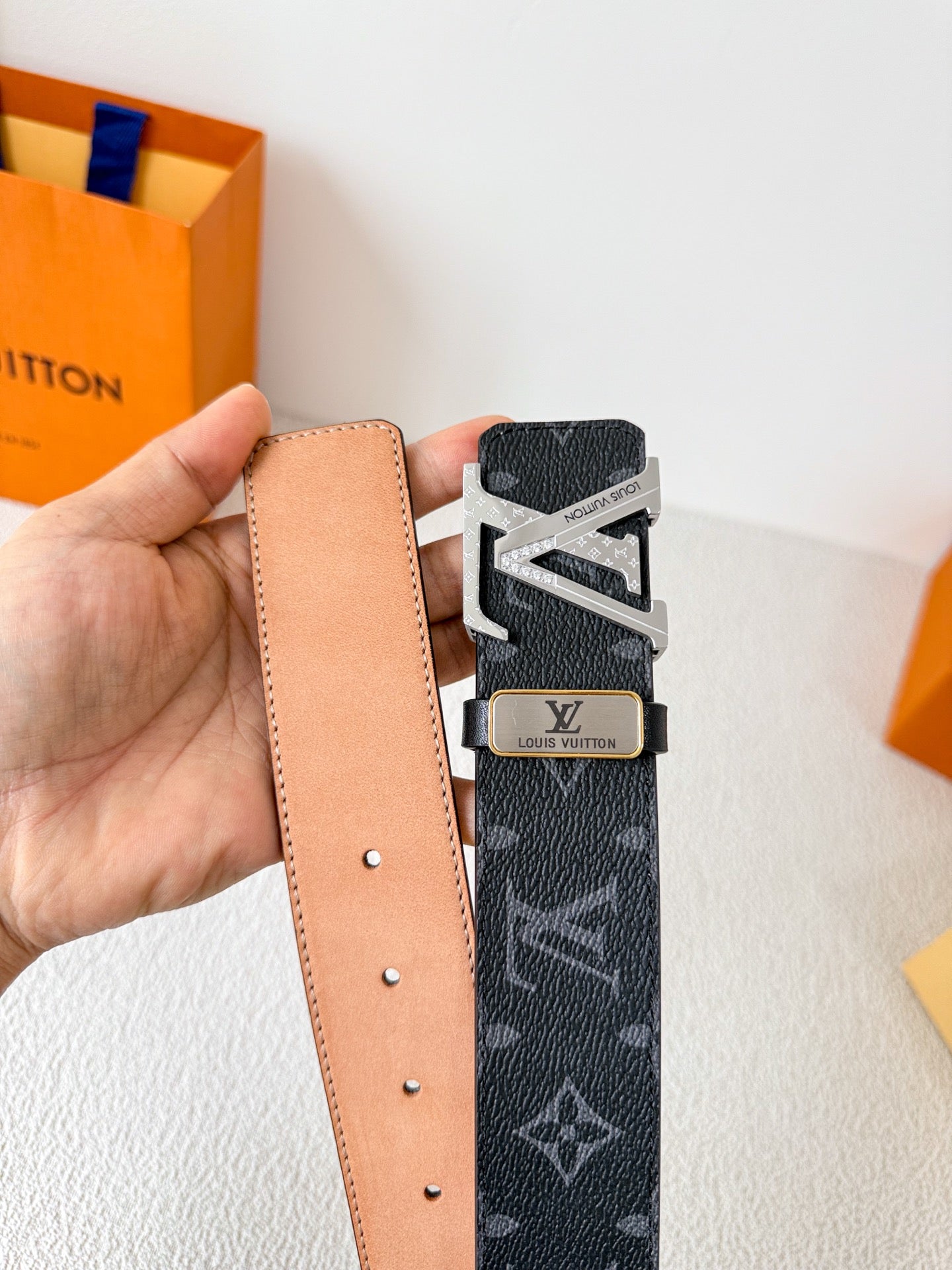 25 L leather belt