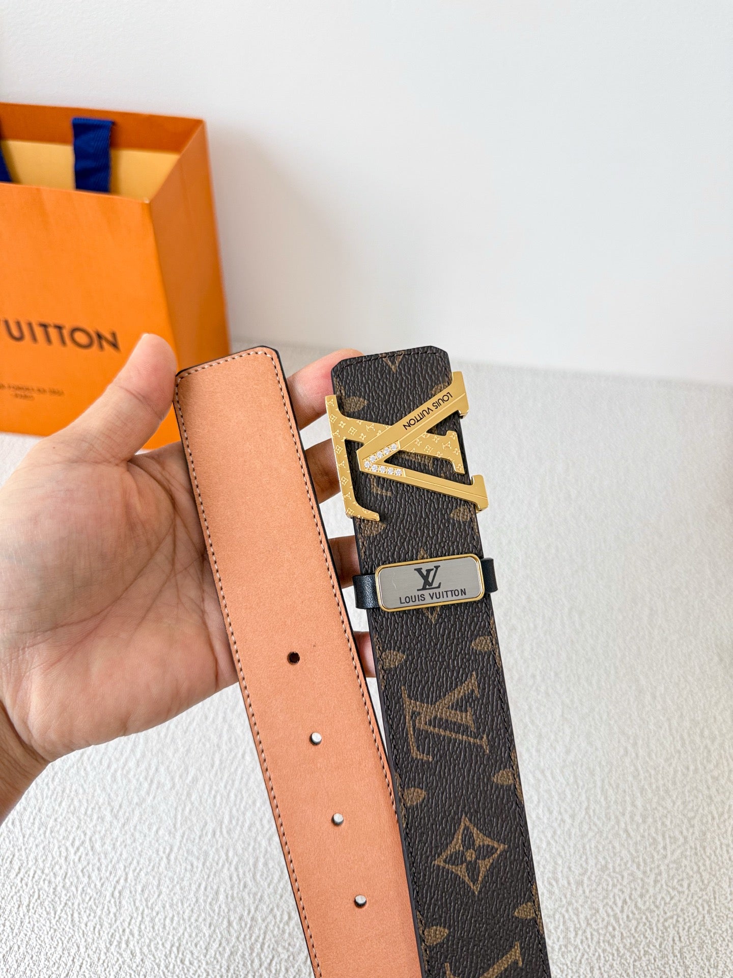 25 L leather belt